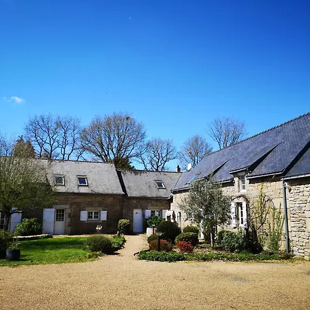 Le Domaine Du Scorff - Hebergements Insolites 4 A 6 Personnes Et Roulottes * Kernascléden